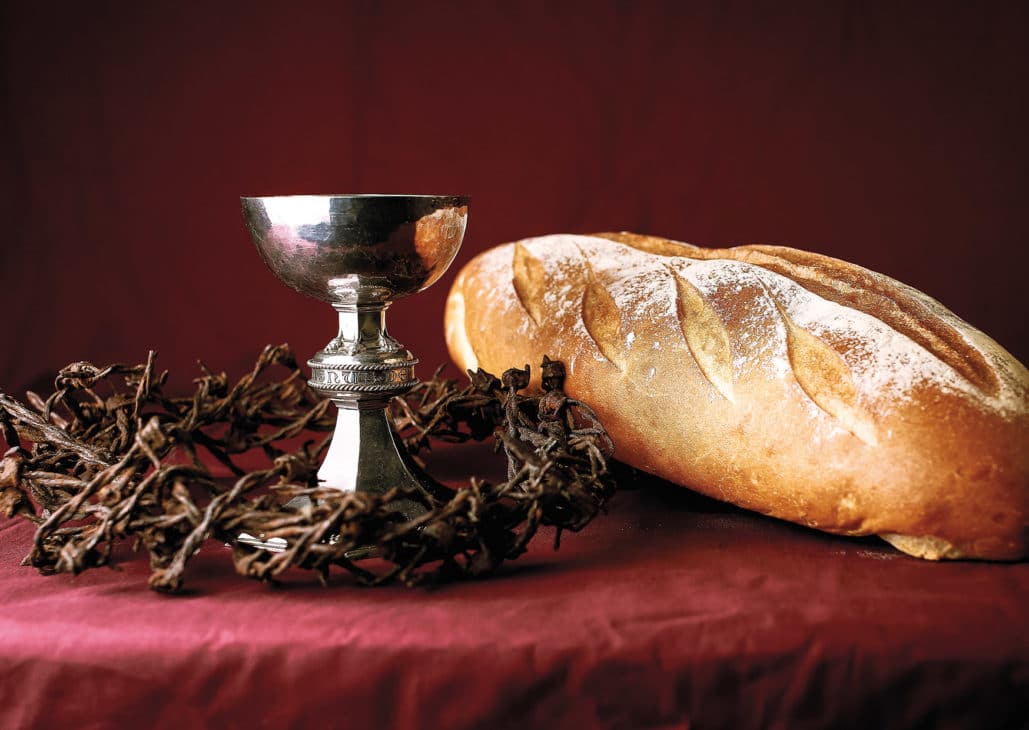 Coupe, pain et couronne d'épines. Les différents symboles eucharistiques de la première communion.